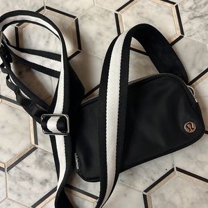 Lululemon everywhere crossbody